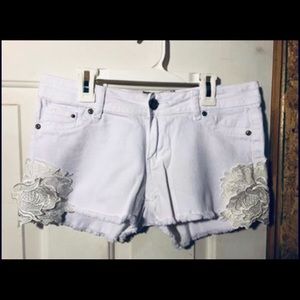Very Cute *Hot Kiss* White Shorts, Size 7